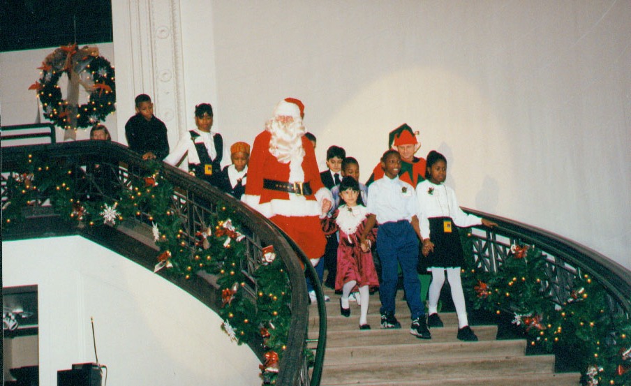 Bill served as Santa Claus at several Women's Board Holiday Teas in the 1990s. Here he makes his grand descent from the South Staircase (accompanied by elf Michael Paha) in 1998. Field Museum photo by John Weinstein. GN88965_6c