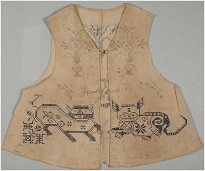 The front of this vest is decorated with lions and tigers under two flower vases and butterflies. (This is the first piece that Schuster collected in western China).
29cm x 35cmShaanxi ProvinceHan ChineseCotton2724.234034© The Field Museum