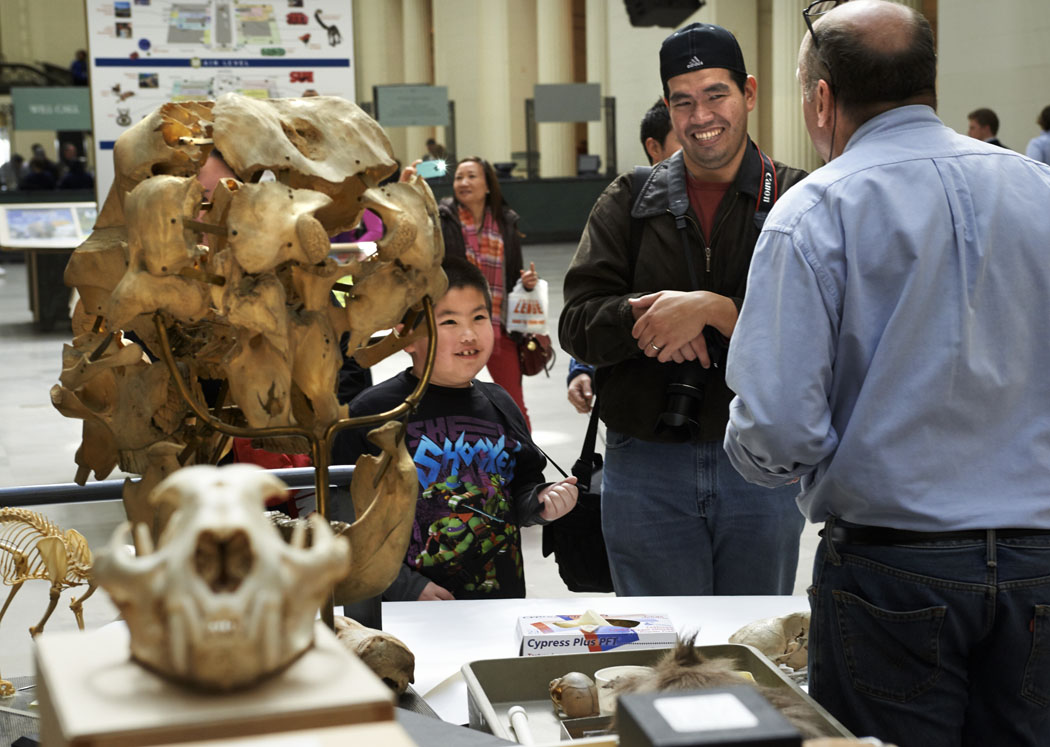 Typical visitor reactions to Bill’s “Meet a Scientist” gig—smiles. Field Museum photo by John Weinstein. GN91774_013d