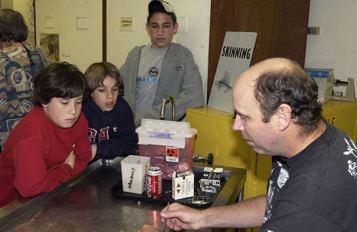 Members’ Night 2003, in the Mammals/Birds prep lab. Field Museum photo by Mark Widhalm. GN89274_30Ac