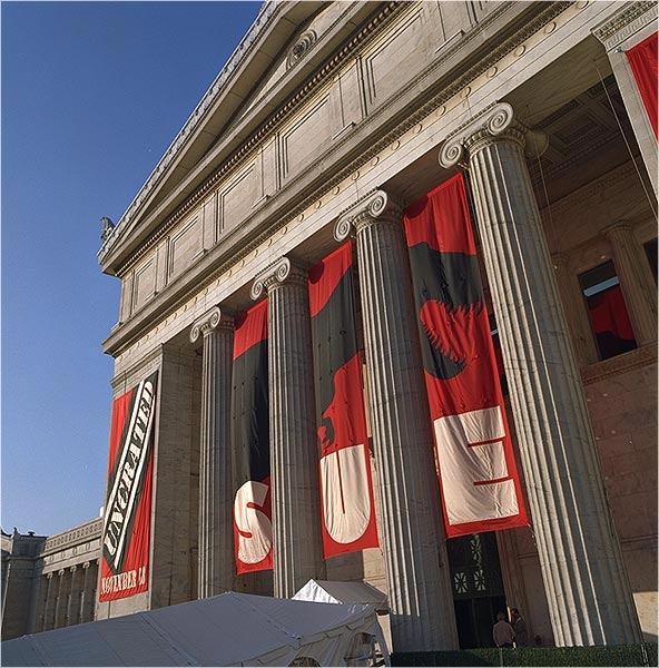 Banners for Sue Uncrated, Field Museum building exterior. 1997.Credit Information: © The Field MuseumID# GN88547_46c Photographer: John Weinstein