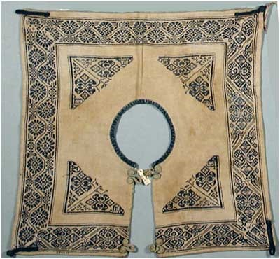The square-shaped bibs found in the Schuster Collection at The Field Museum were probably first made as handkerchiefs or cloths. They were then cut out and tailored as a baby bibs. If they were originally made for bib, they were at least modeled on handkerchief-shaped cloths. One can see this because some of the pattern was cut off in the middle. A thicker cloth was attached to the collar and two knot-buttons were added to the lower part (or the back when in use). Four strings on the tips of four corners were designed to be tied under the baby’s arms.
 
30.5cm x 32.5cm Han Chinese Yunnan ProvinceCotton 2724.234477© The Field Museum