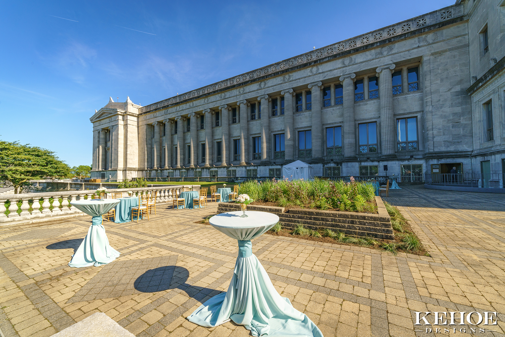 Cocktail tables arranged on the Field Museum’s northeast terrace on a sunny day.
