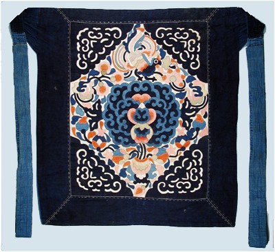 A baby bag designed with a peony and phoenix motif. Made of appliquéd cotton on white cloth, framed on four sides by dark blue cotton and lined with lighter blue cotton cloth. Attached are two blue cotton bands.
75.5cm x 69cm Han Chinese Sichuan ProvinceCotton 2724.234775© The Field Museum