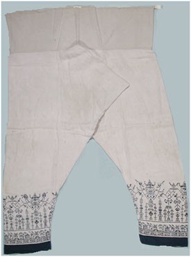 A pair of women’s trousers. The bottom band is decorated with a stylized floral scroll work. The middle contains a repeated landscape of tree, pavilion, and bridge.
93cm x 58cmHan ChineseSichuan ProvinceCotton2724.234443© The Field Museum