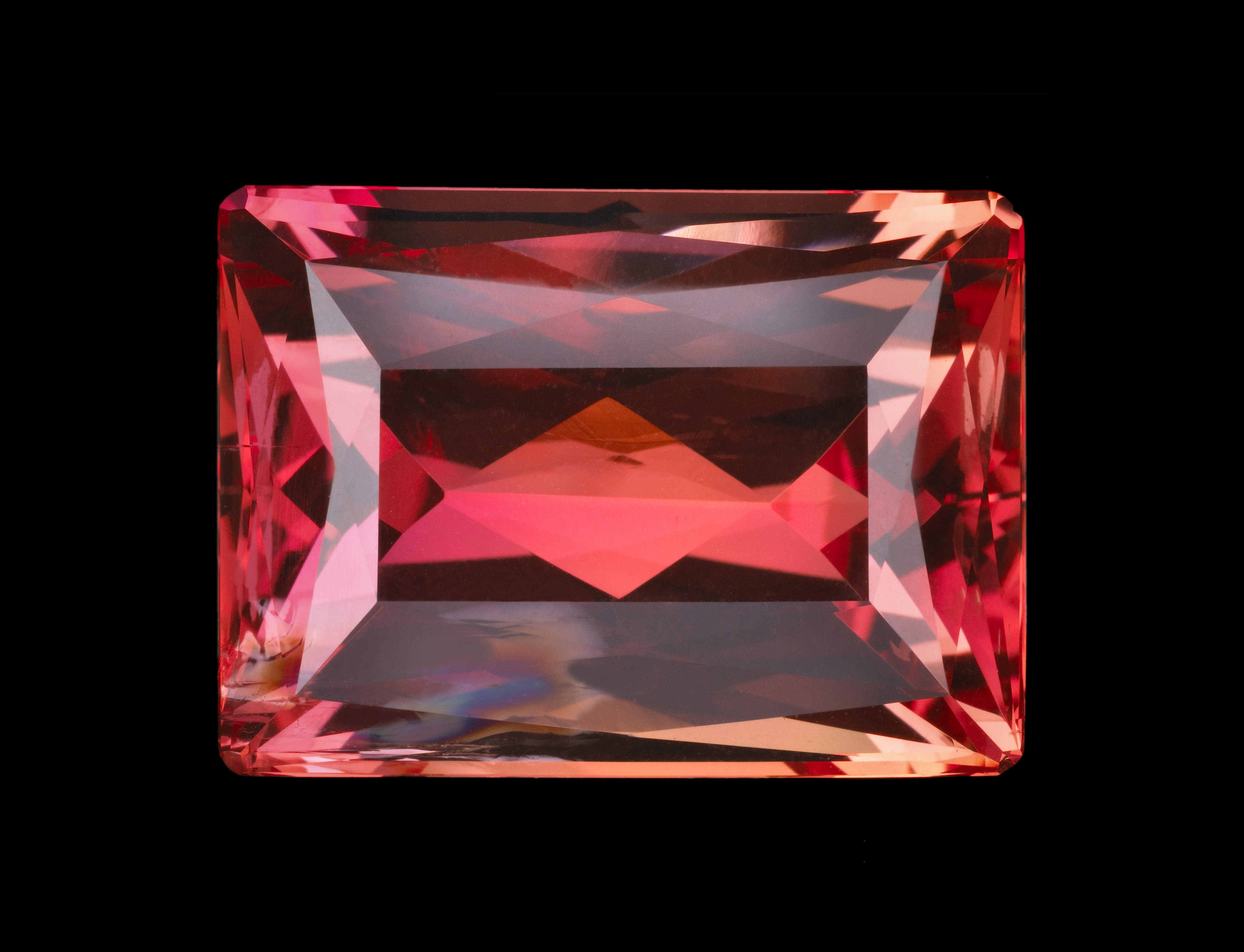 One of the world’s largest ruby Topaz gems, weighing 97.45 carats. The height of this stone is 30 mm.