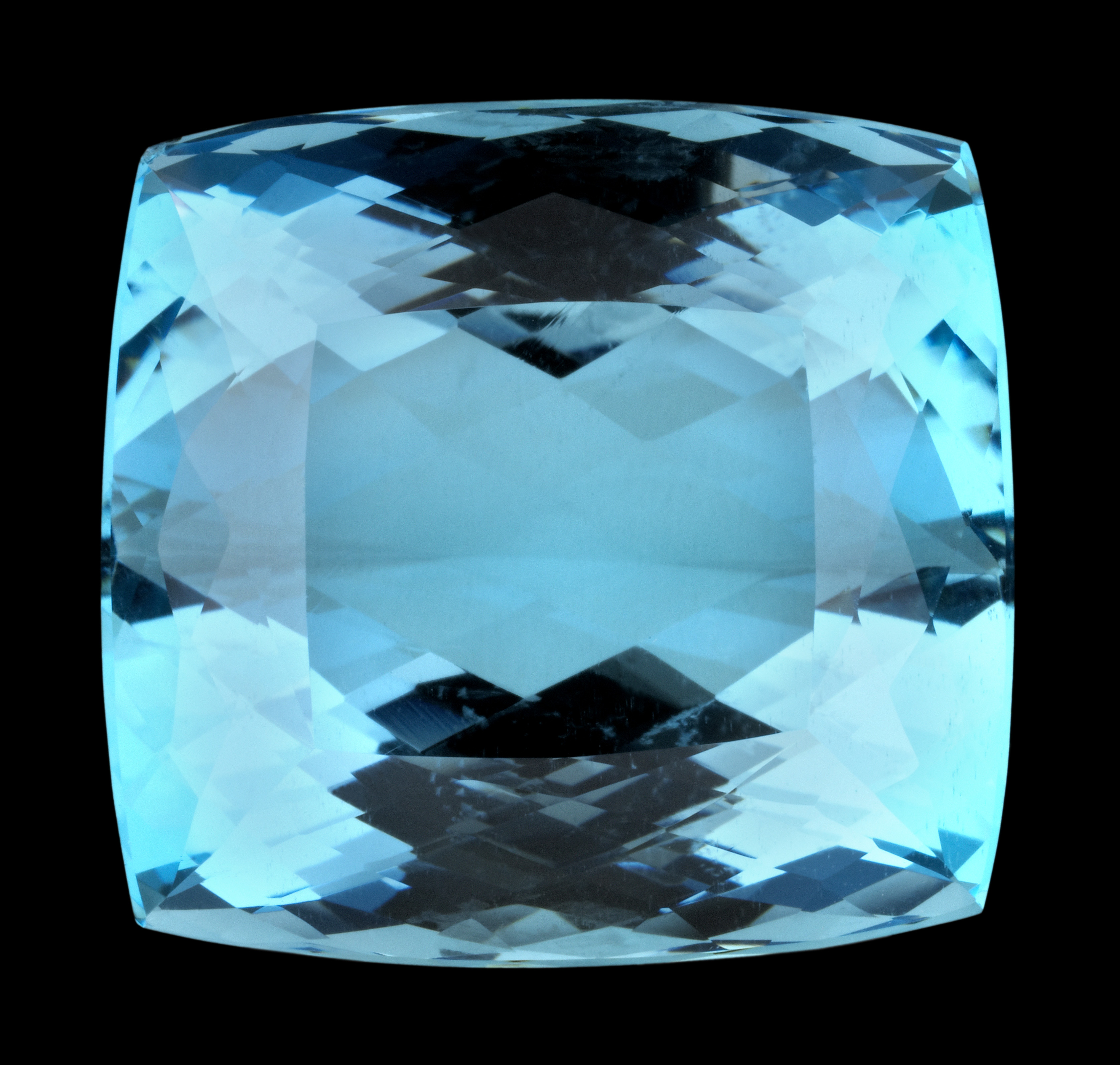 A rounded-square cut aquamarine gemstone, 29.7 carats.