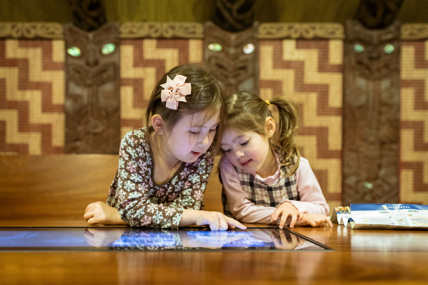 Young museumgoers learn about the Maori meeting house.