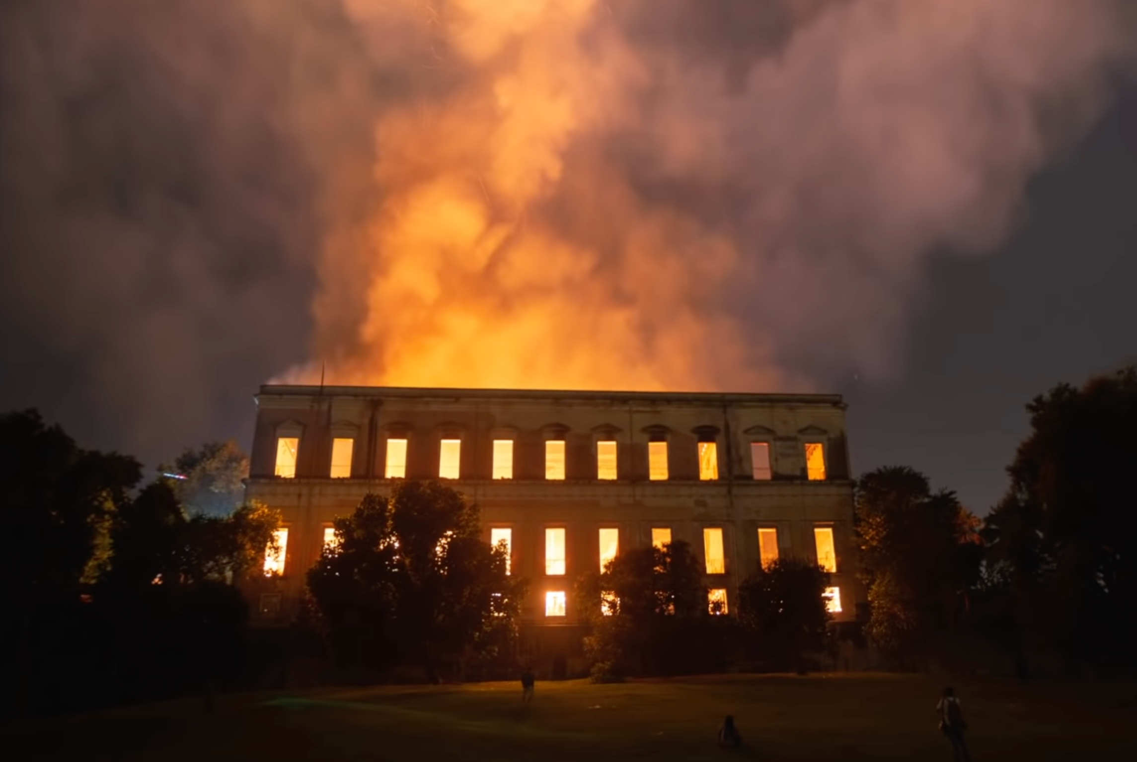 一座建筑物都陷入火海之中,orange-glowing烟雾升到天空。