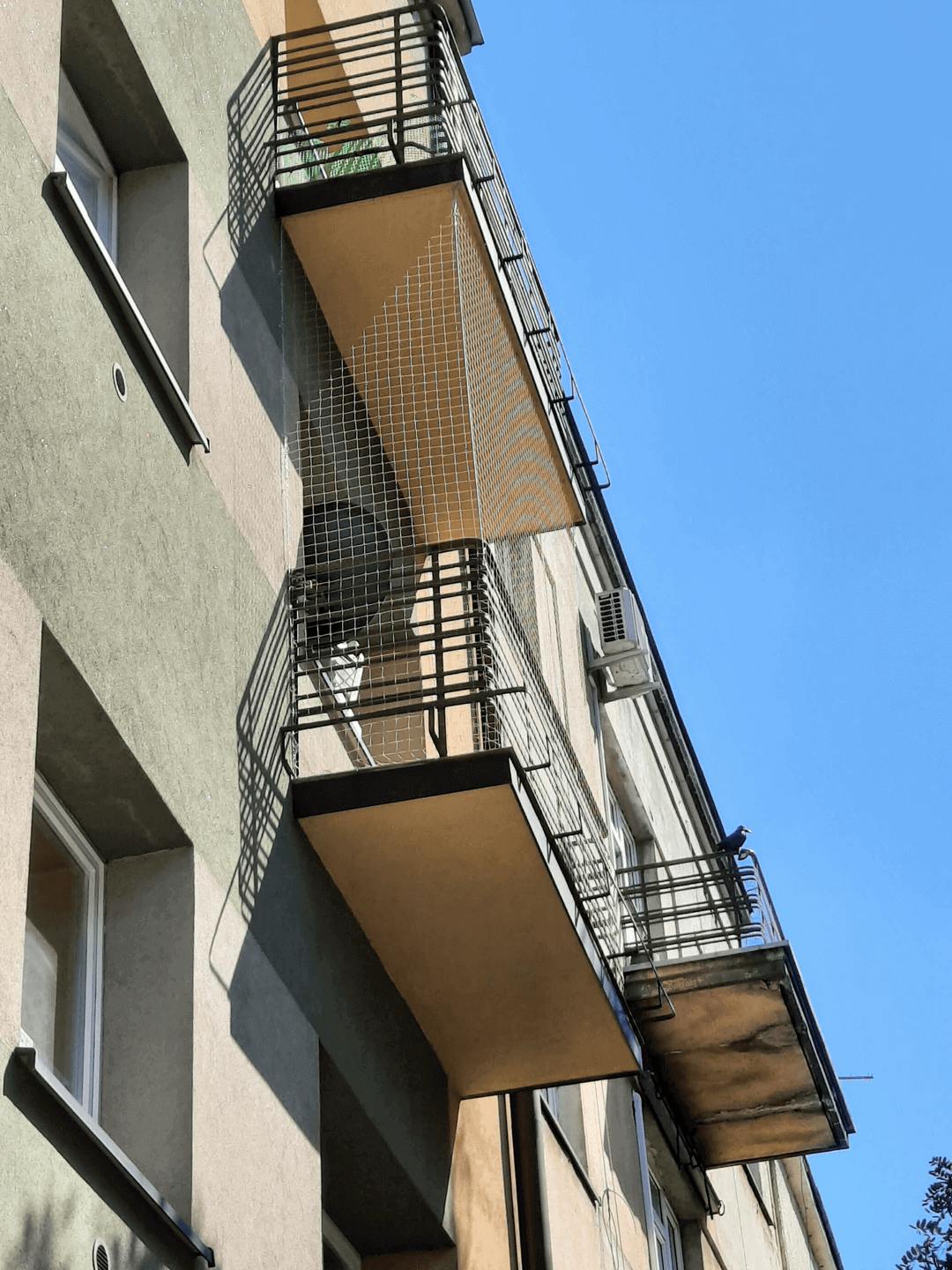 Balkon zabezpieczony siatką