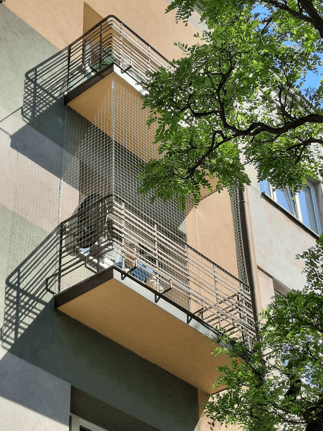 Balkon zabezpieczony siatką przeciw ptakom