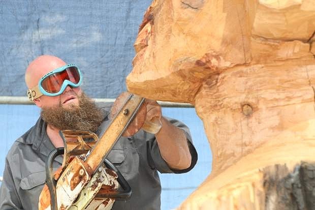 Timeless sculpting wood with a chainsaw