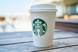 Gobelet d'une franchise Starbucks