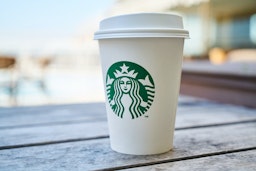 Gobelet d'une franchise Starbucks