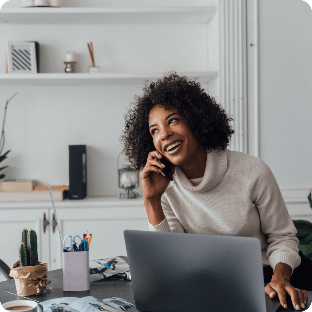 Indépendante au téléphone pour son activité professionnelle