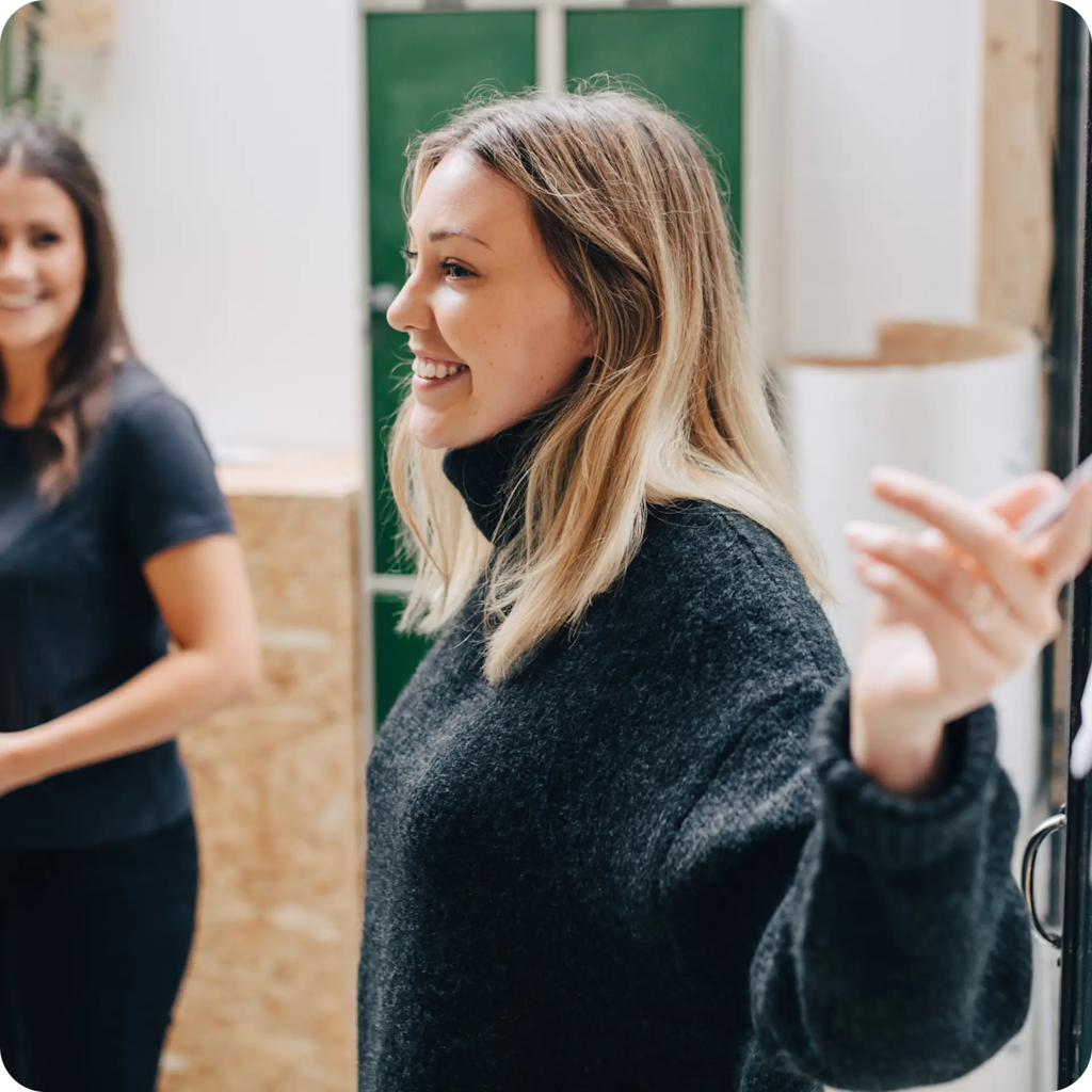 Entrepreneure souriante coworking