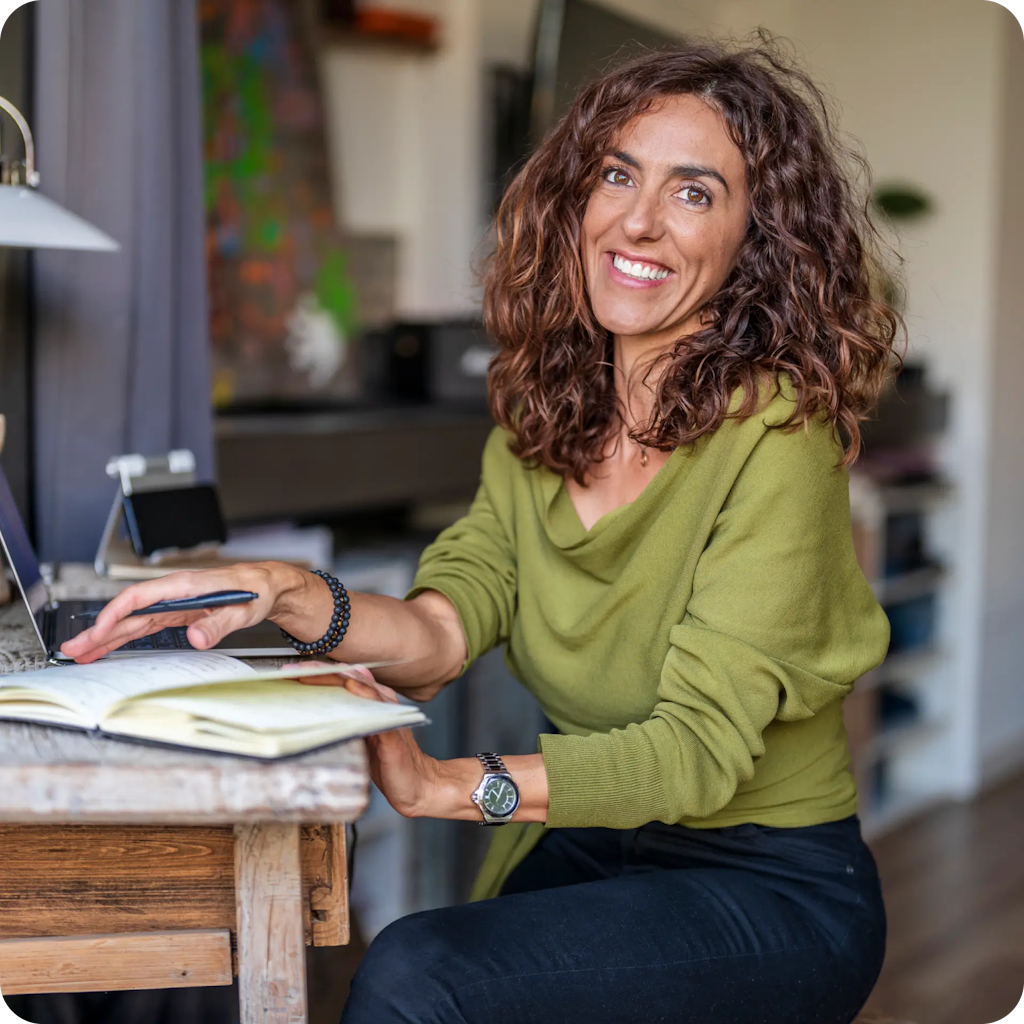 Une indépendante travaille sur son bureau