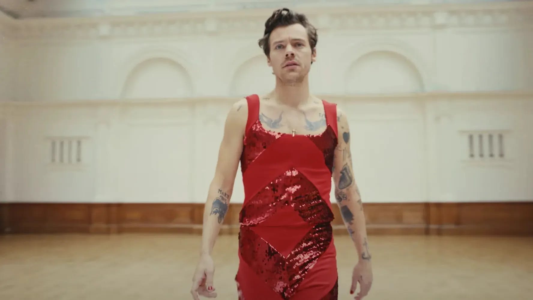 Harry Styles lanza su nuevo video muscial en un flamante bodysuit rojo