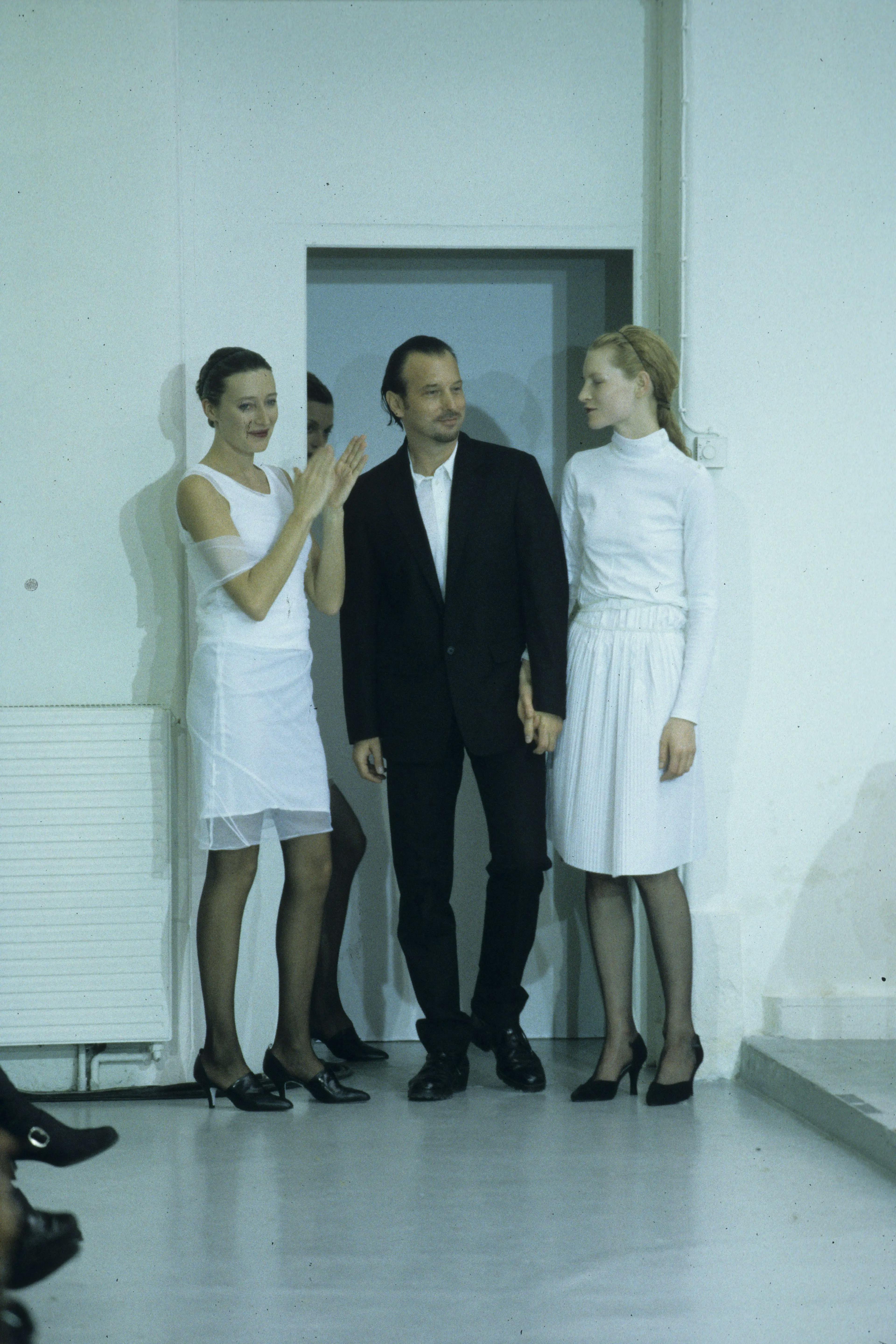 De diseñador a artista, la carrera de Helmut Lang y sus desfiles  revolucionarios, image size:3840x5760