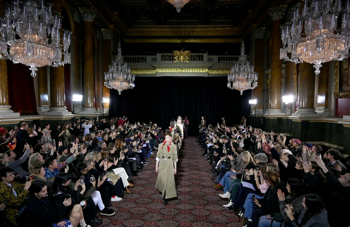 Simone Rocha: Una colección entre la nostalgia y la audacia