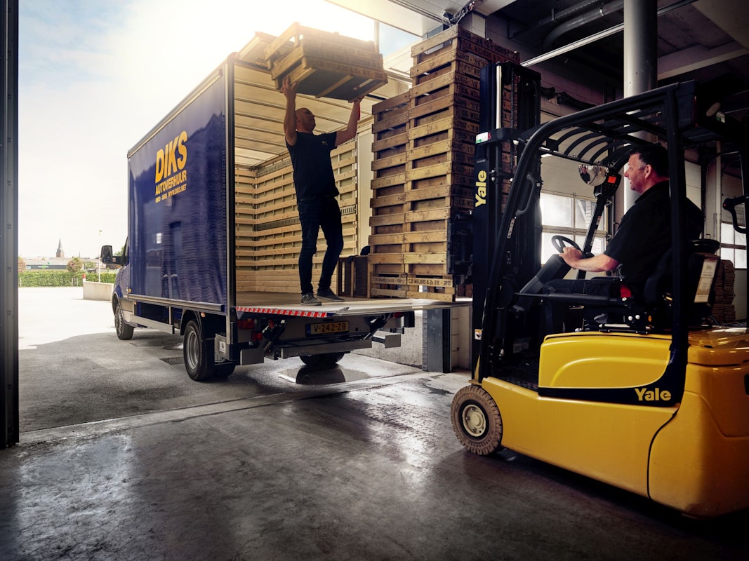 Diks boxtruck being loaded