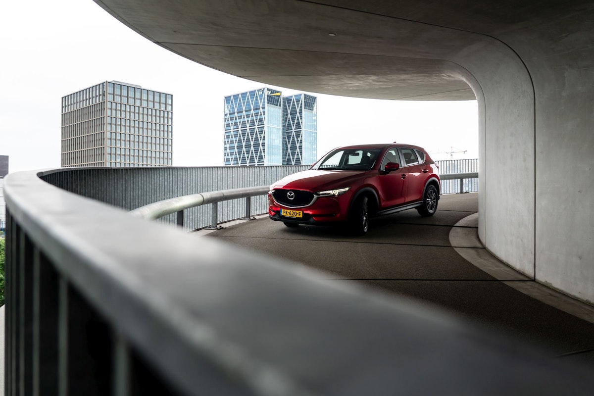 personenauto rood in garage