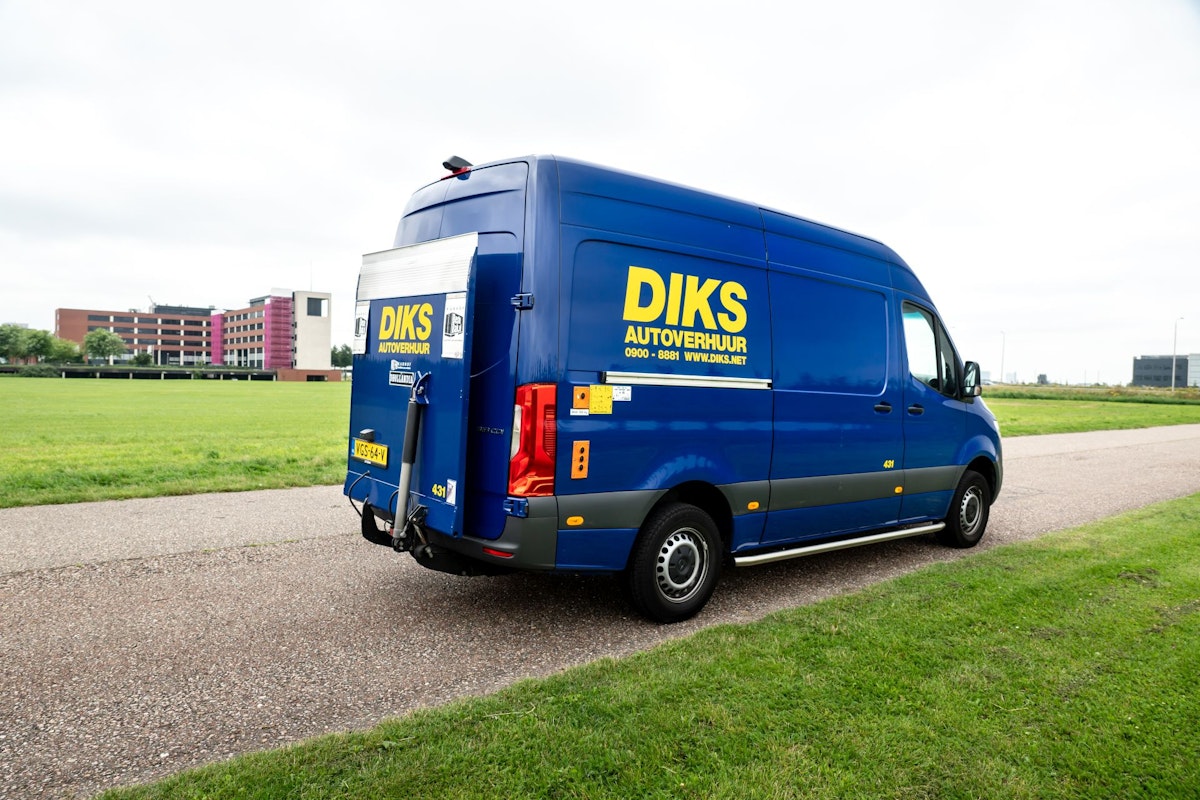 Blauwe DIKS bestelbus met laadklep