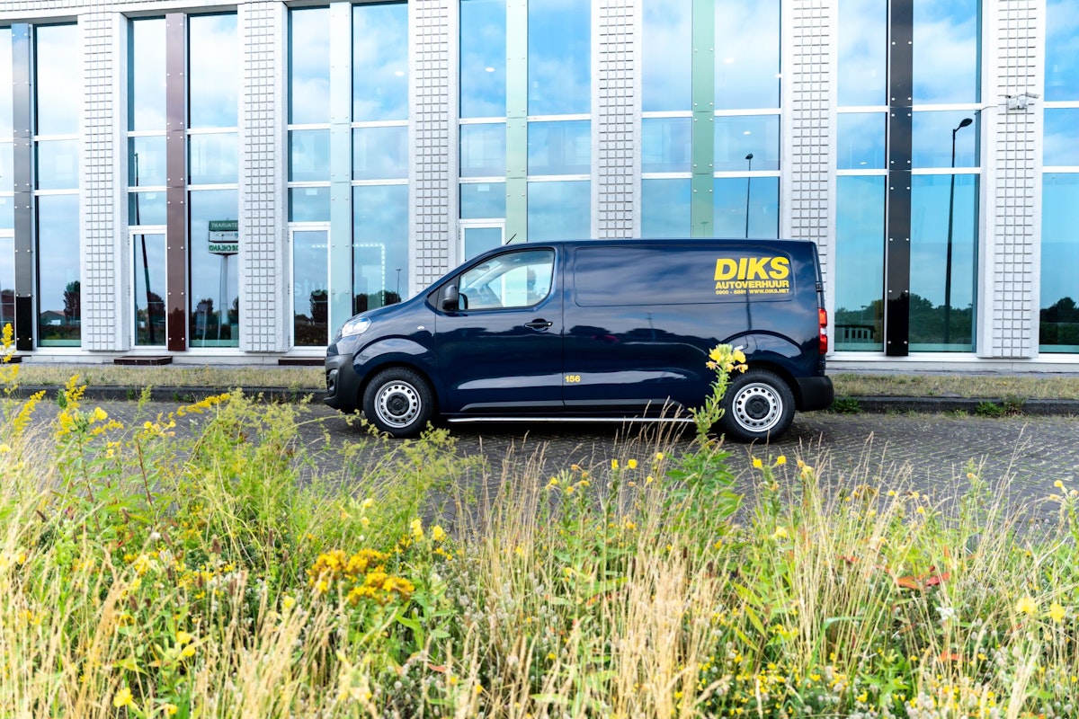 DIKS bestelbus voor gebouw