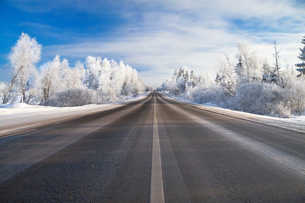 Besneeuwde weg