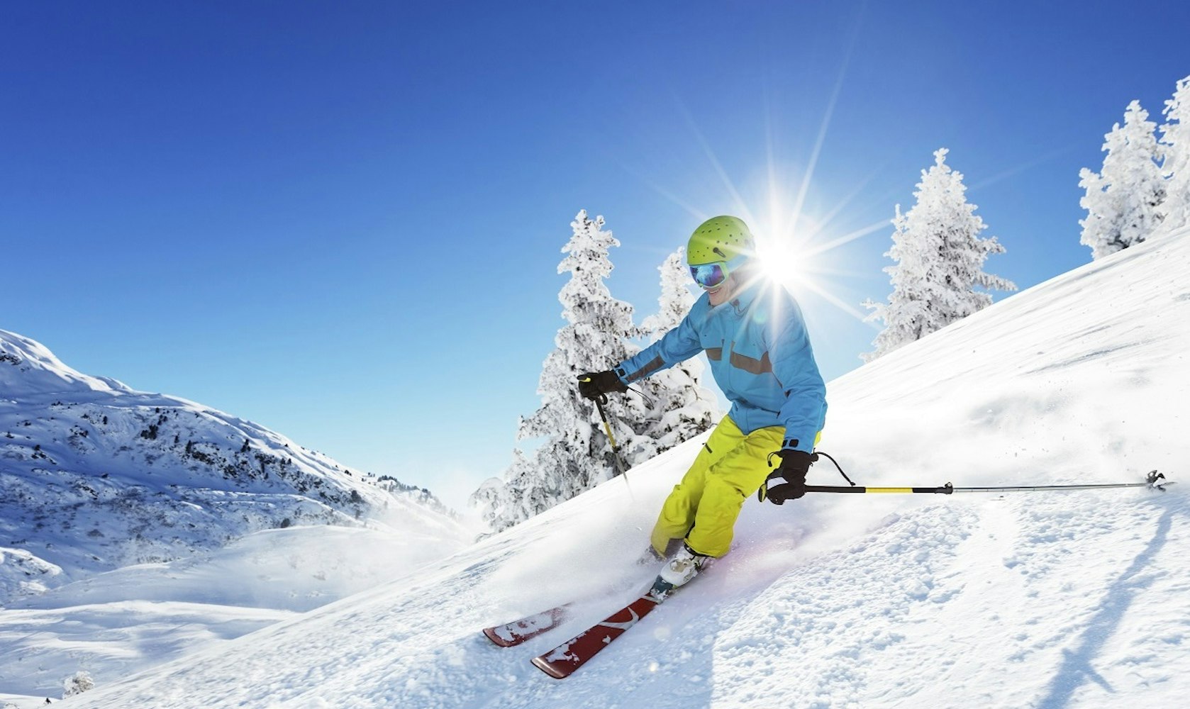 Skiër in de sneeuw.