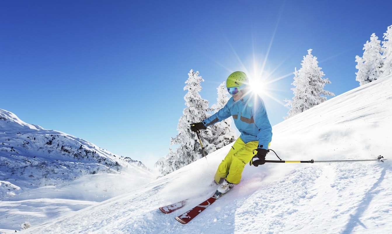 Skiër in de sneeuw.