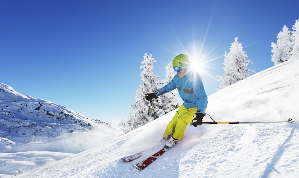 Skiër in de sneeuw.