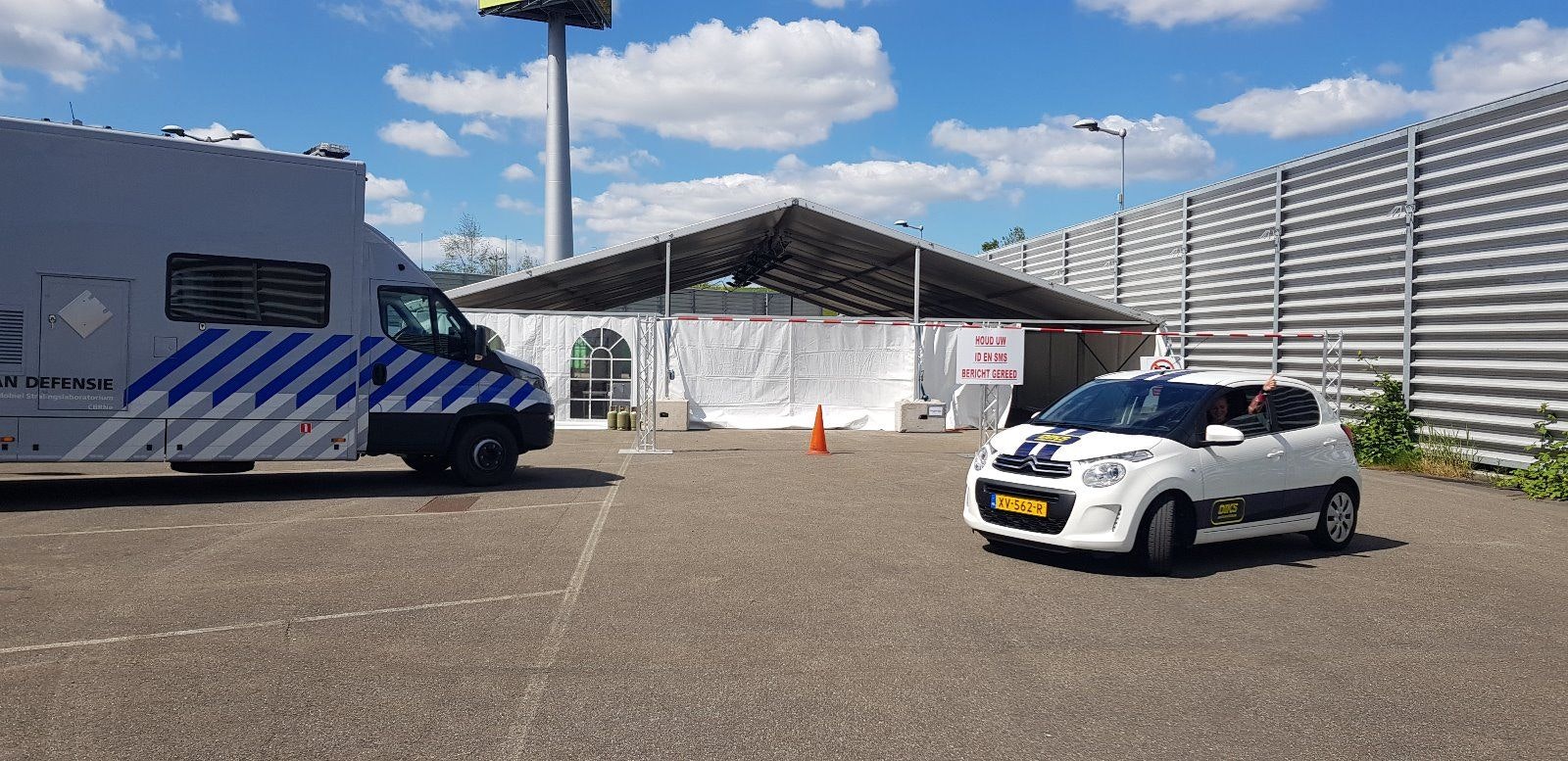 Diks citroen met defensievoertuig