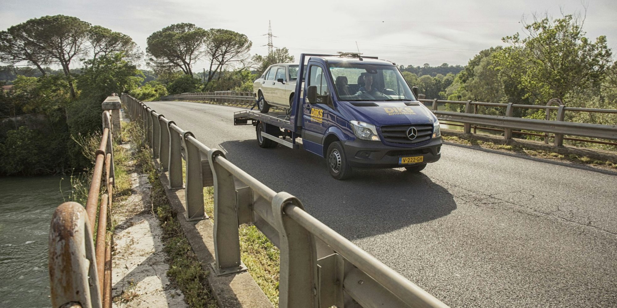 geladen mercedes autotransporter van DIKS op viaduct in Italië.