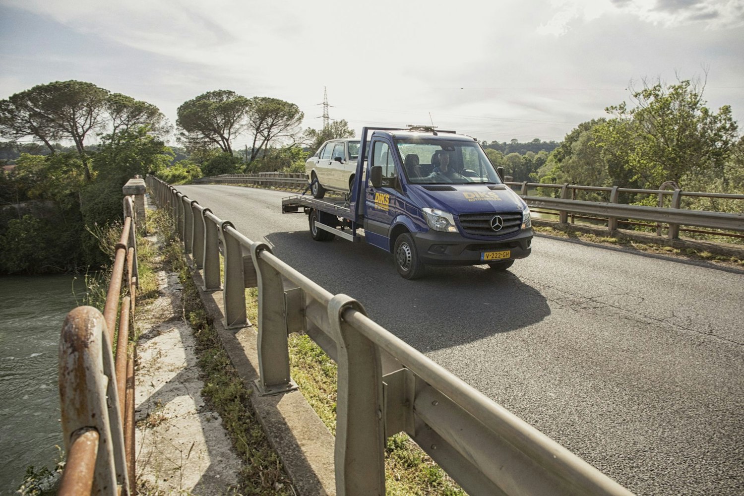 geladen mercedes autotransporter van DIKS op viaduct in Italië.