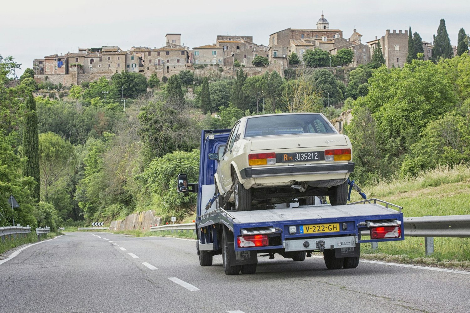 Mercedes autotransporter met auto op weg in Italië.