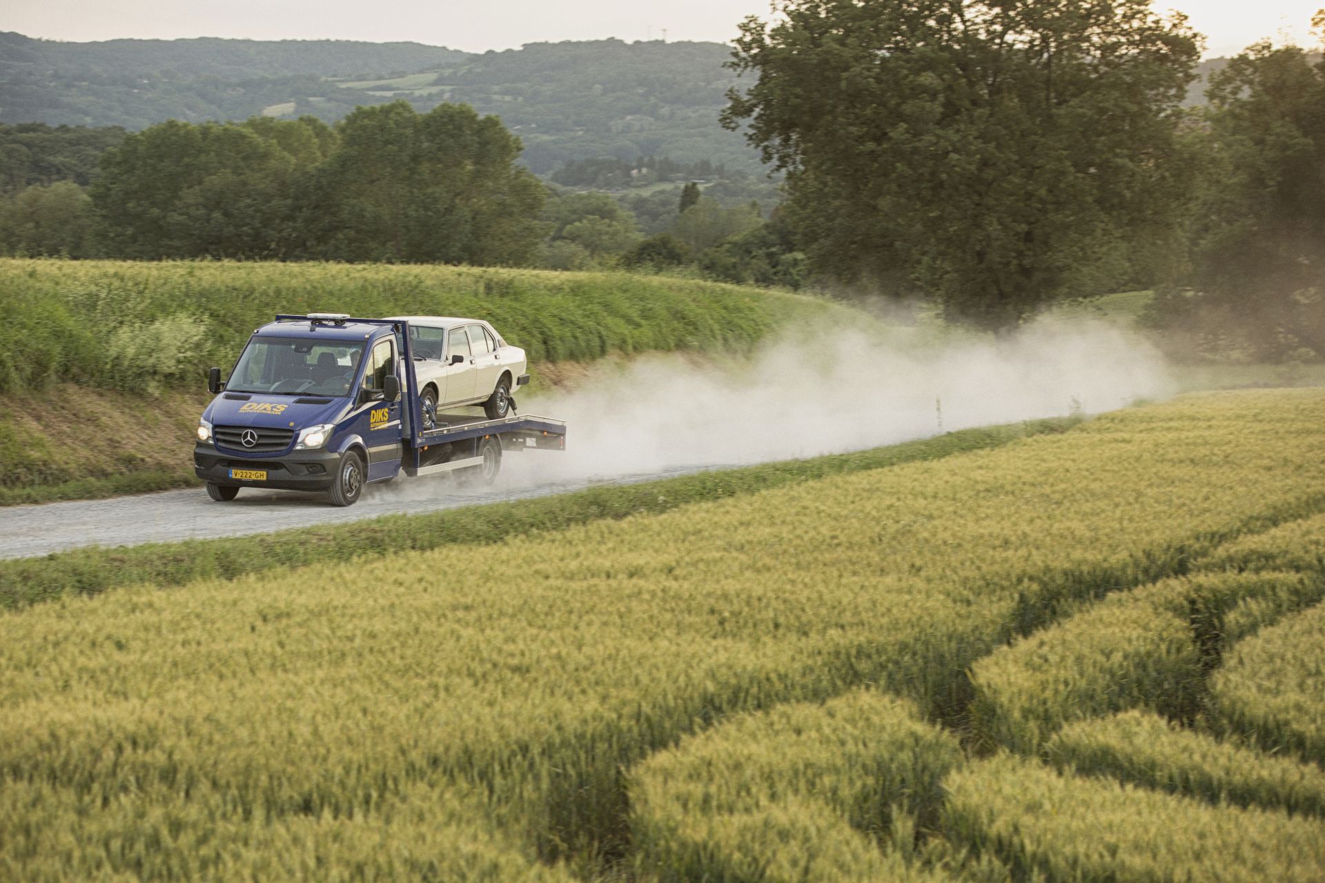 Autotransporter op landweg in Italië.