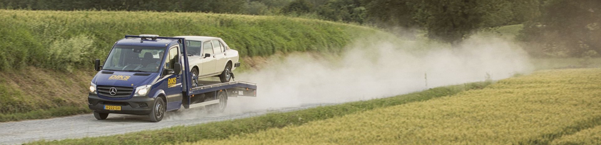 Autotransporter op landweg in Italië.