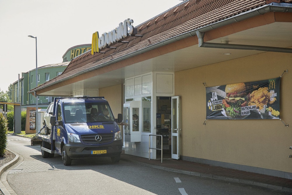 Autotransporter van DIKS autoverhuur in de McDrive van McDonalds.