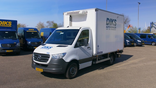 Mercedes Truck cool/freeze + 220V night cooling (20V) | Rent it at DIKS car rental