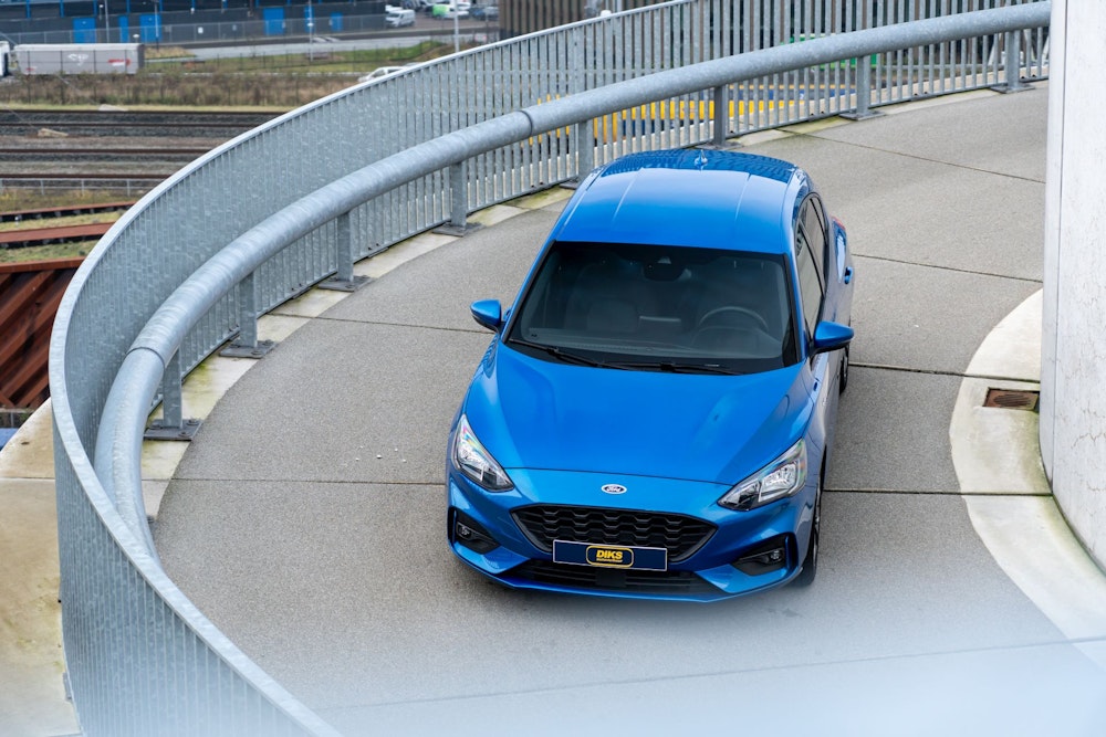 blauwe personenauto rijdt naar beneden