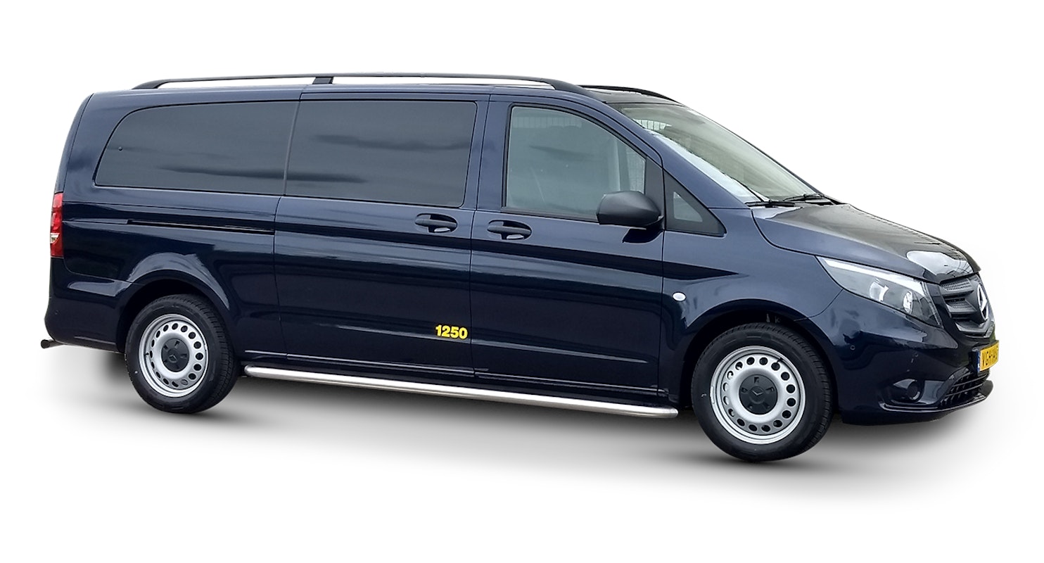 zwarte personenbus zeist