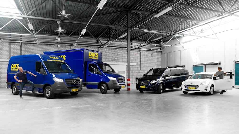 Diks busje, vrachtwagen en auto geparkeerd