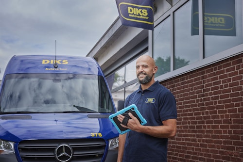 Man infront of DIKS van