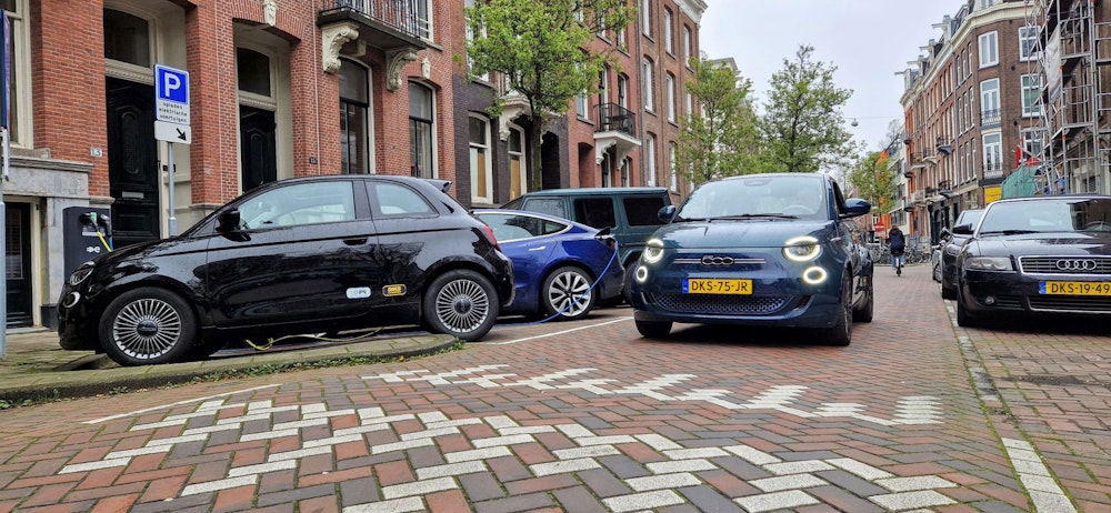 DIKS deelauto rijd in de Amsterdamse wijk de Pijp.