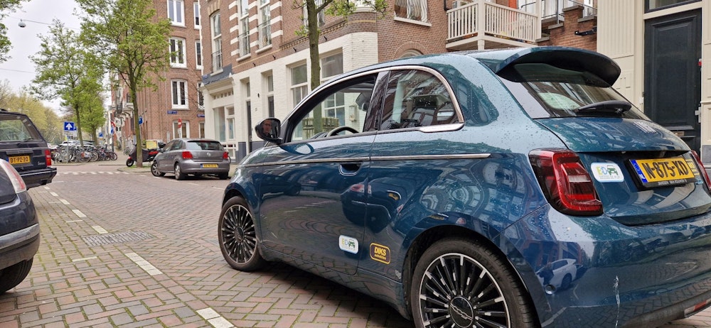 DIKS deelauto staat in een straat in de Amsterrdamse wijk de Pijp.