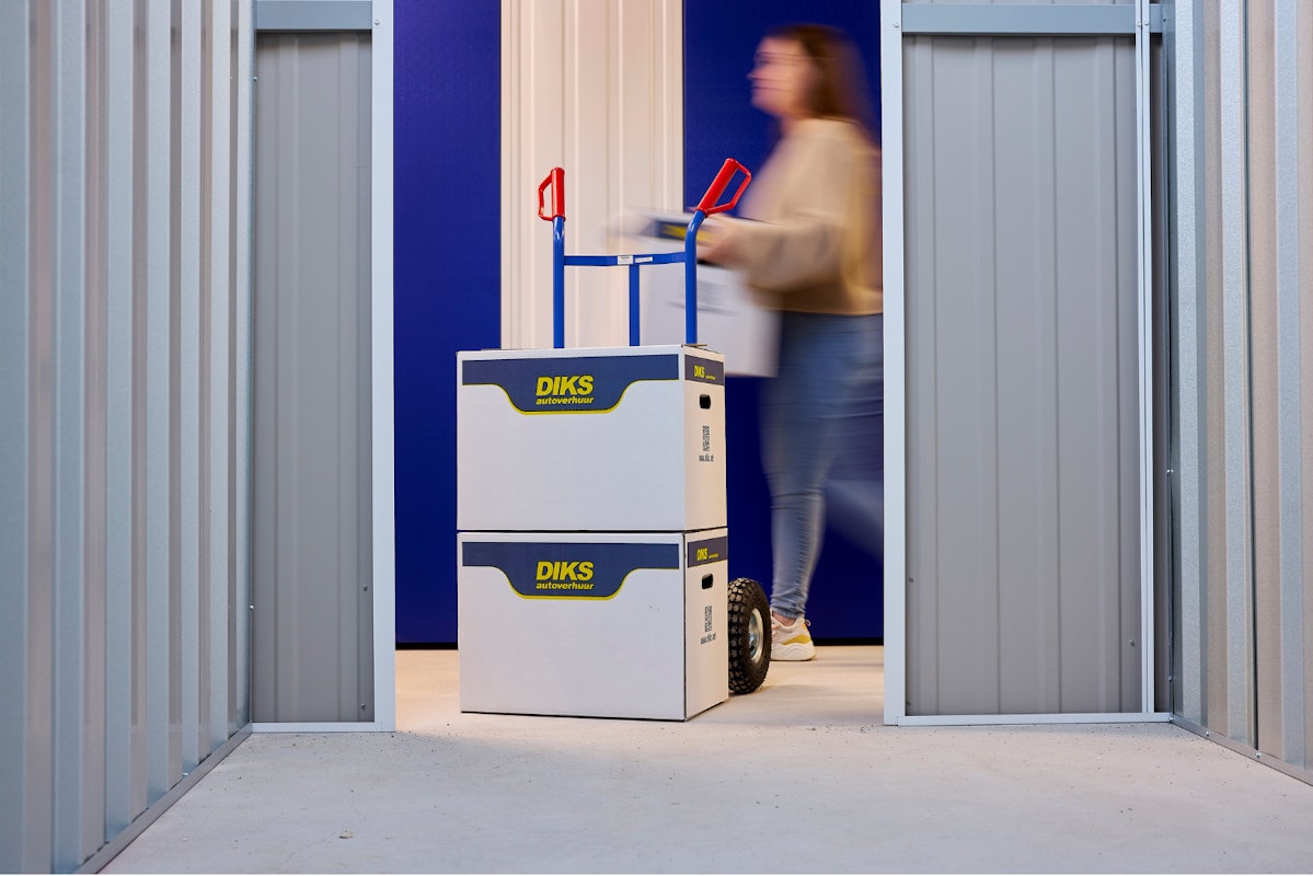 DIKS Storage unit with people and boxes