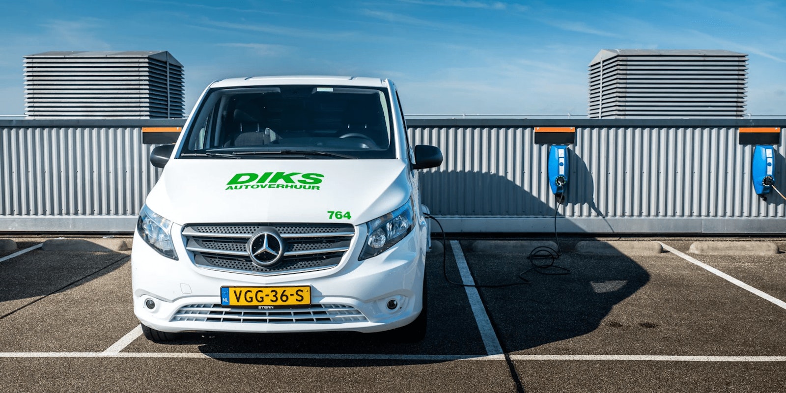 Elektrische DIKS bus bij laadpaal
