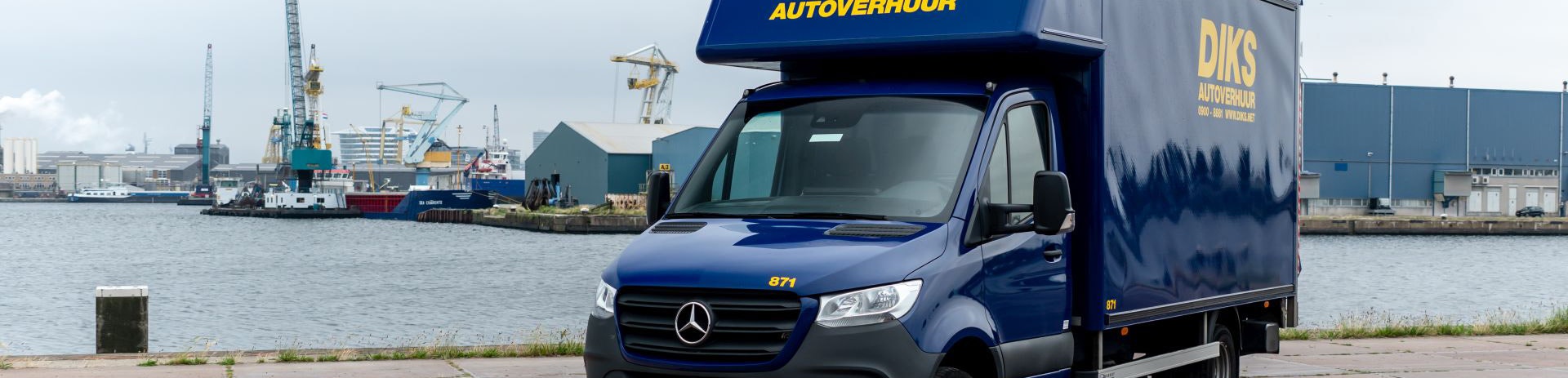 DIKS Autoverhuur – Betrouwbare bedrijfswagens en bakwagens Blauwe DIKS bakwagen geparkeerd bij de kade