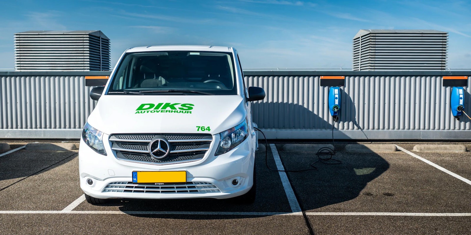 Elektrische DIKS bus bij laadpaal